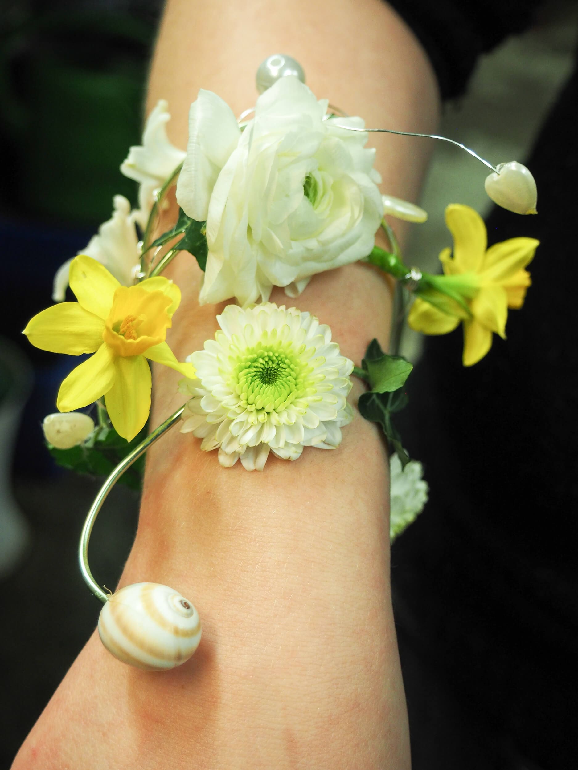 Armband mit frischen Blumen