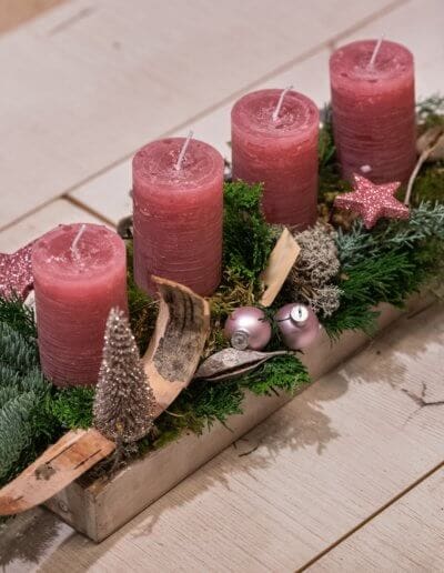 Adventsgesteck natürlich mit roten Kerzen