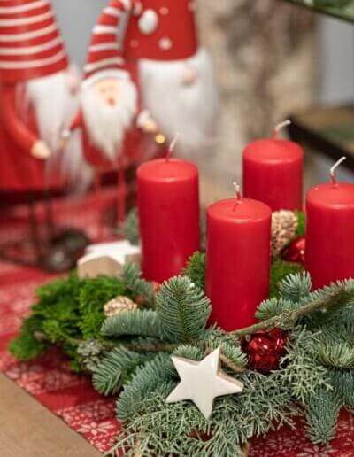 Adventskranz mit roten Kerzen und Zimtsternen