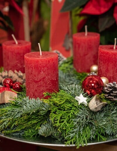 Natürlicher Adventskranz mit roten durchgefärbten Kerzen